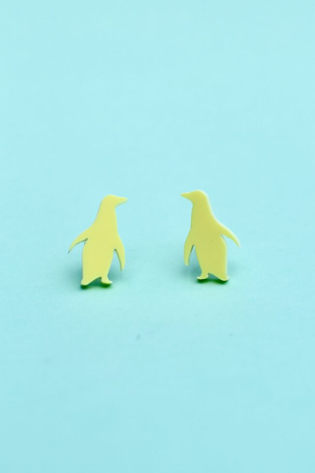 Bozan Pingviini pienet nappikorvakorut vaaleankeltainen titiMadam Bozan Pingviini pienet nappikorvakorut vaaleankeltainen titiMadam