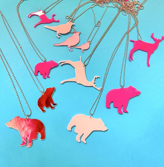 Eläinaiheiset kaulakorut Karhu, Peura, Lintu pinkki vaaleanpunainen titiMadam Jewelry Eläinaiheiset kaulakorut Karhu, Peura, Lintu pinkki vaaleanpunainen titiMadam Jewelry
