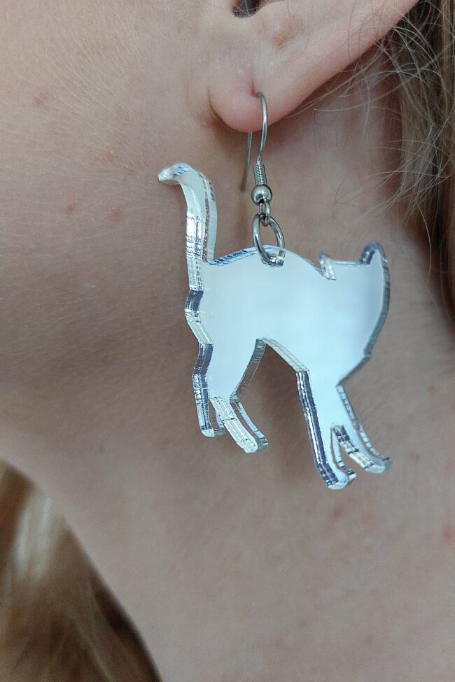 kissa.pieni.korvakorut.korvassa.hopea.peili kissa.pieni.korvakorut.korvassa.hopea.peili