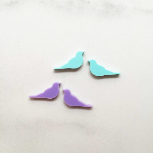 Ben Lintu Nappikorvakorut minttu ja laventeli sävyssä titiMadam Jewelry Ben Bird lintu nappikorvakorut on saatavana useassa eri värissä.