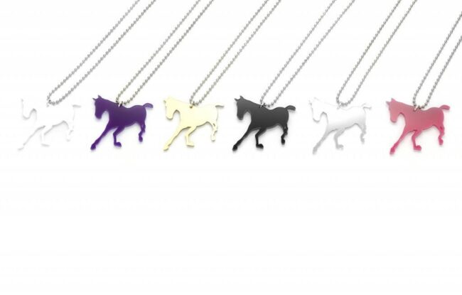 Emma Hevonen Kaulakoru valkoinen, pinkki, musta, hopea peili Emma Hevonen Eläin Kaulakoru