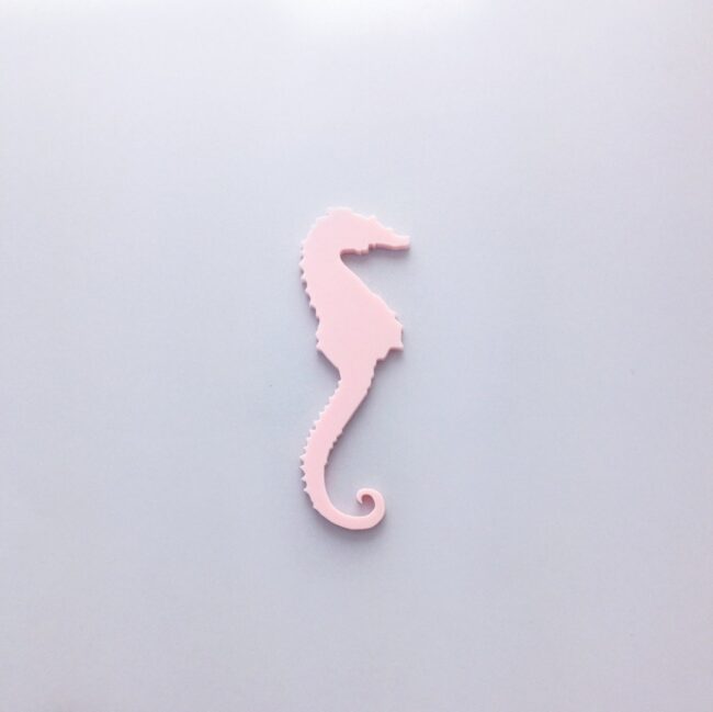 Sara Merihevonen midi vaaleanpunainen rintakoru titiMadam Jewelry Sara Merihevonen midi vaaleanpunainen rintakoru titiMadam Jewelry