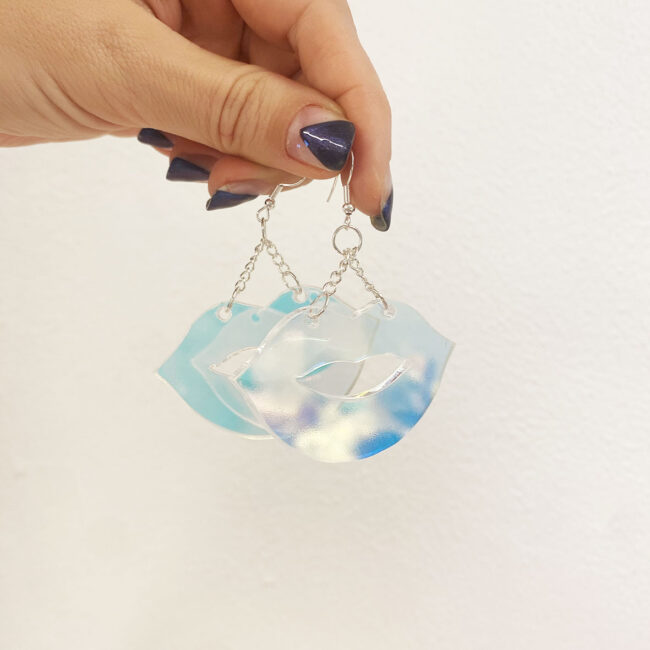 Huulet korvakorut iridescent titiMadam Jewelry Iridescent earrings in lip shape.