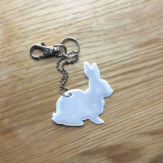 Pauliina Pupu valkoinen kotimainen heijastin papukaijalukolla titiMadam Jewelry Pauliina Pupu valkoinen kotimainen heijastin papukaijalukolla titiMadam Jewelry