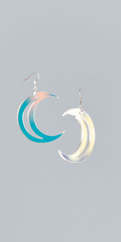 Girl, You'll Be a Woman Moon isot korvakorut värissä iridescent.