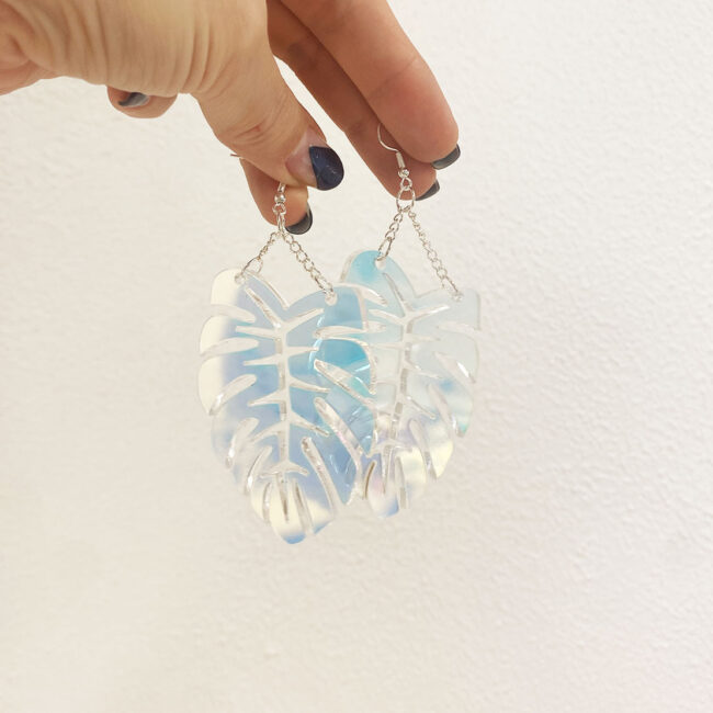 Isot Monstera peikonlehti korvakorut iridescent sävyssä titiMadam Jewelry Monstera leaf shaped earrings in iridescent acrylic.