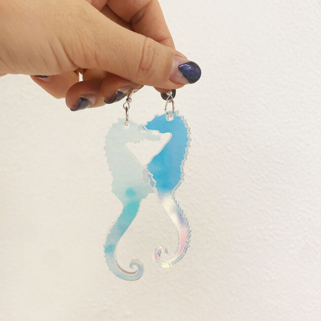 titiM_iri_seahorse_er copy Sara Seahorse iridescent isot korvakorut