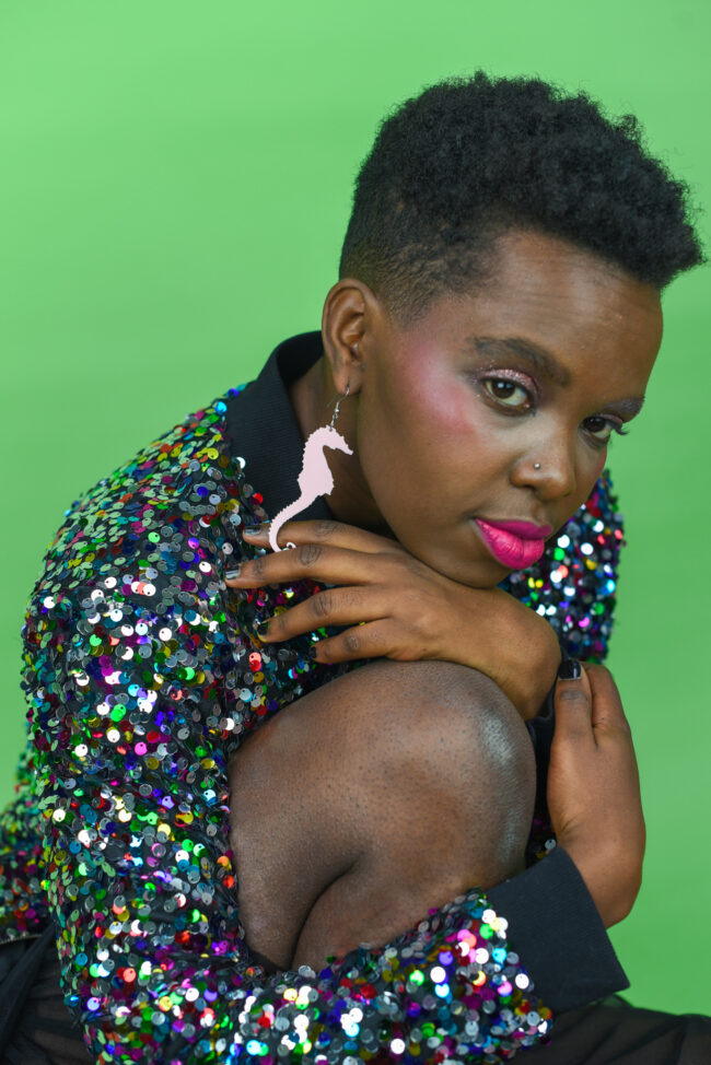 sara-merihevonen-vaaleanpunainen-isot-korvakorut-malli sara-merihevonen-vaaleanpunainen-isot-korvakorut-malli