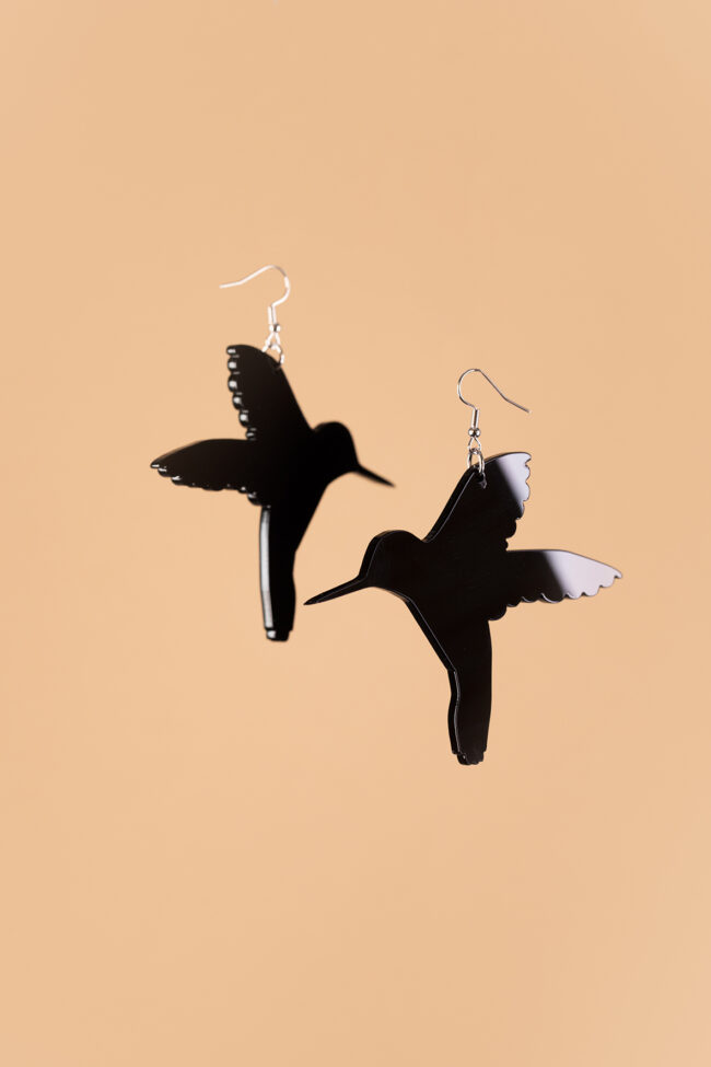 titiMadam_kolibri_korvakorut_black Vilma Humming Bird XL isot korvakorut mustana.