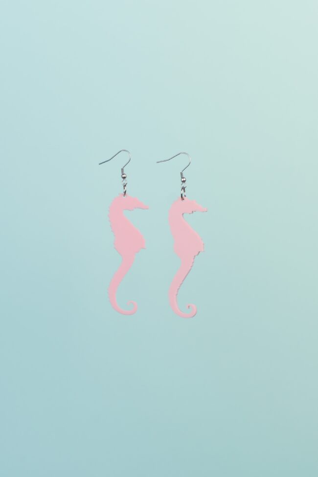 sara-merihevonen-vaaleanpunainen-isot-korvakorut Sara Merihevonen Isot Eläin Korvakorut Vaaleanpunainen titiMadam Jewelry