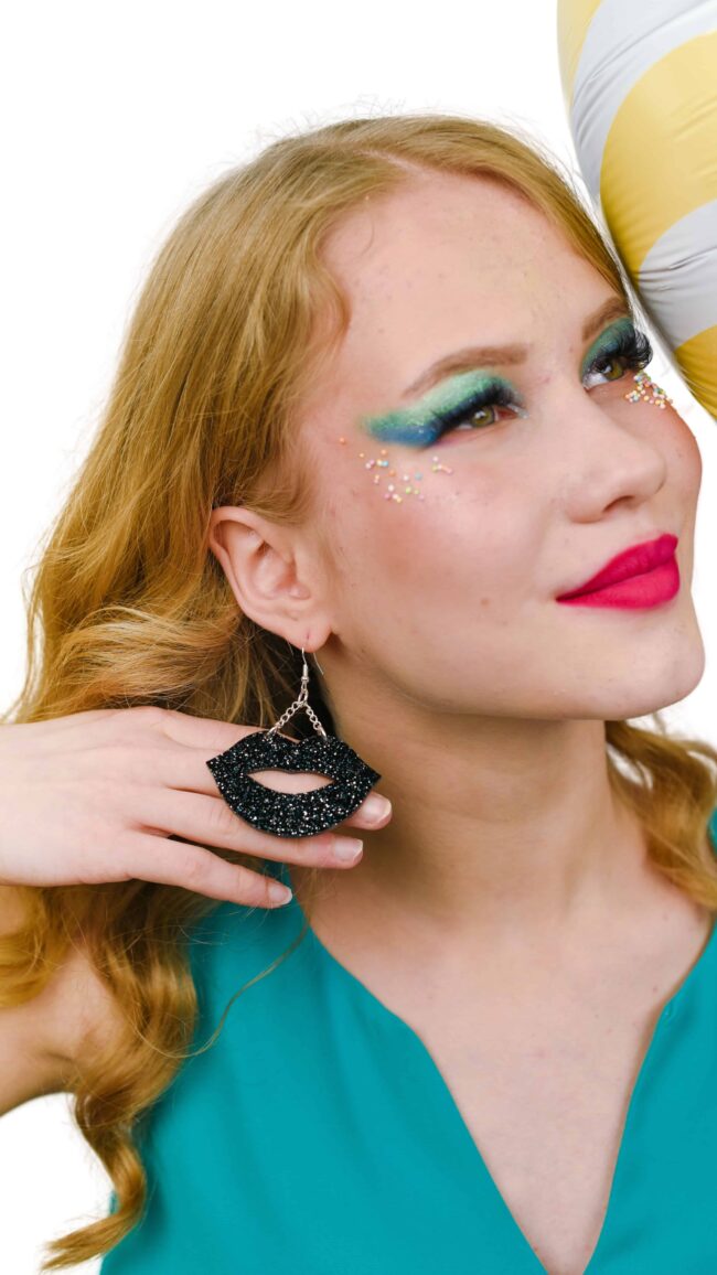 glitter-huulet-musta-malli glitter-huulet-musta-malli