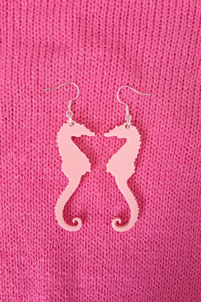 Sara Merihevonen Pienet Eläin Korvakorut Vaaleanpunainen titiMadam Jewelry Sara Merihevonen Pienet Eläin Korvakorut Vaaleanpunainen titiMadam Jewelry