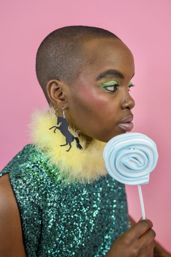 Yaseed Yksisarvinen isot mjustat korvakorut titiMadam Yaseed Yksisarvinen isot mjustat korvakorut titiMadam