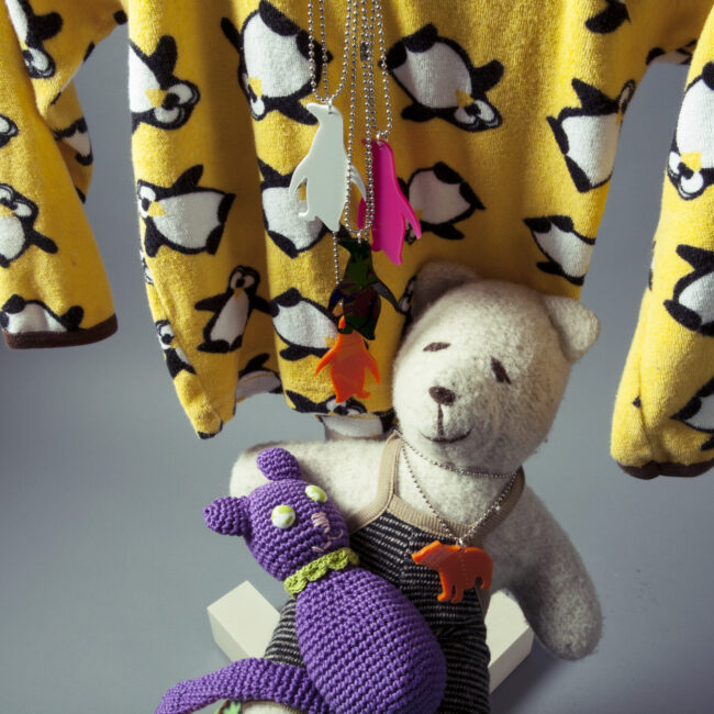 pingviini-isot-korvakorut-pinkki-valkoinen-musta pingviini-isot-korvakorut-pinkki-valkoinen-musta