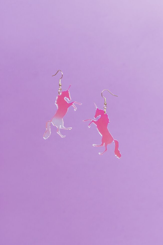 Yaseed Yksisarvinen Pienet Korvakorut Iridescent Sävyssä titiMadam Jewelry Yaseed Yksisarvinen Pienet Korvakorut Iridescent Sävyssä titiMadam Jewelry