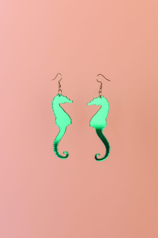 sara-merihevonen-isot-korvakorut-vihreä-peili sara-merihevonen-isot-korvakorut-vihreä-peili