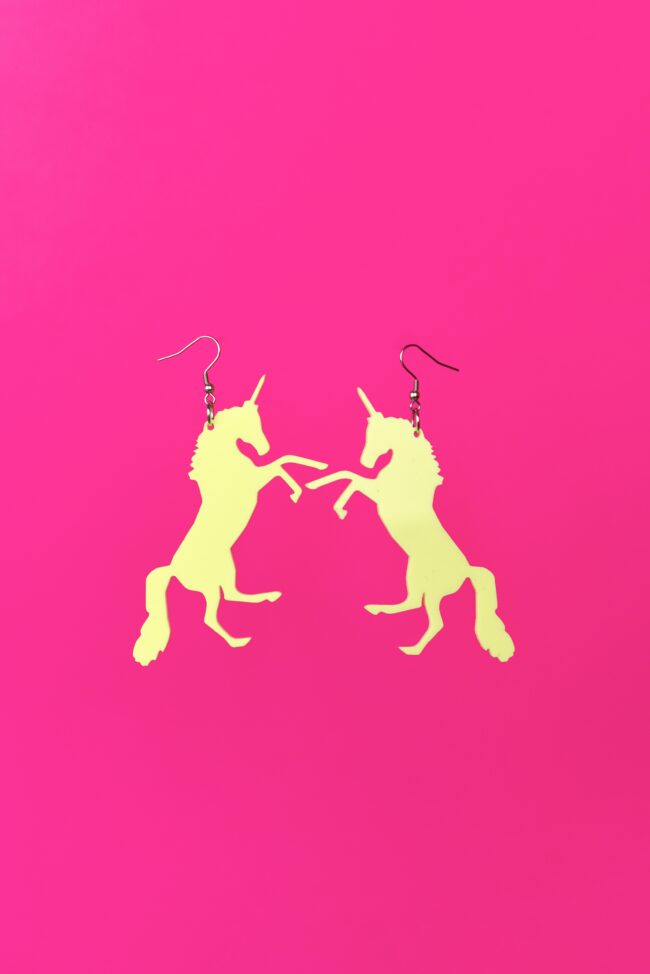 yksisarvinen-korvakorut-iso-vaaleankeltainen Yaseed Yksisarvinen Isot Korvakorut titiMadam Jewelry