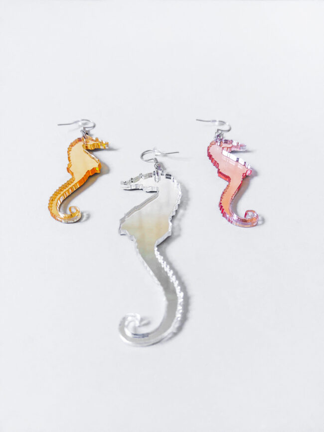 sara-merihevonen-pienet-korvakorut-hopea-ruusukulta-kulta-peili sara-merihevonen-pienet-korvakorut-hopea-ruusukulta-kulta-peili