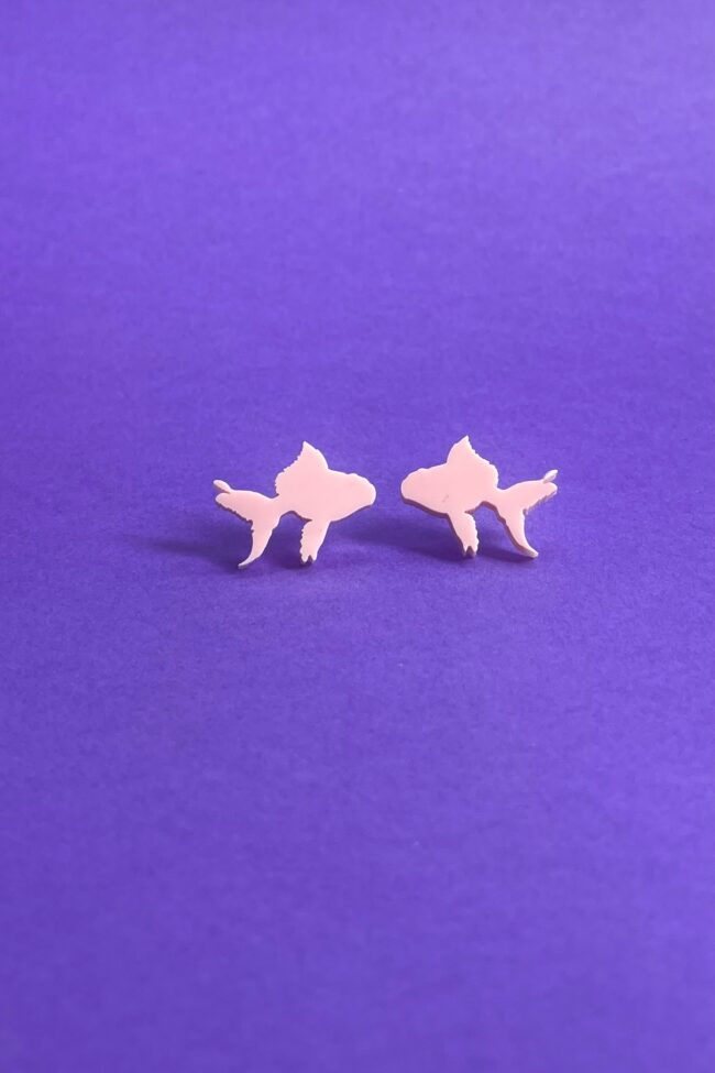 kultakala-vaaleanpunainen-nappikorvakorut Kultakala Pienet Vaaleanpunaiset Nappikorvakorut titiMadam Jewelry