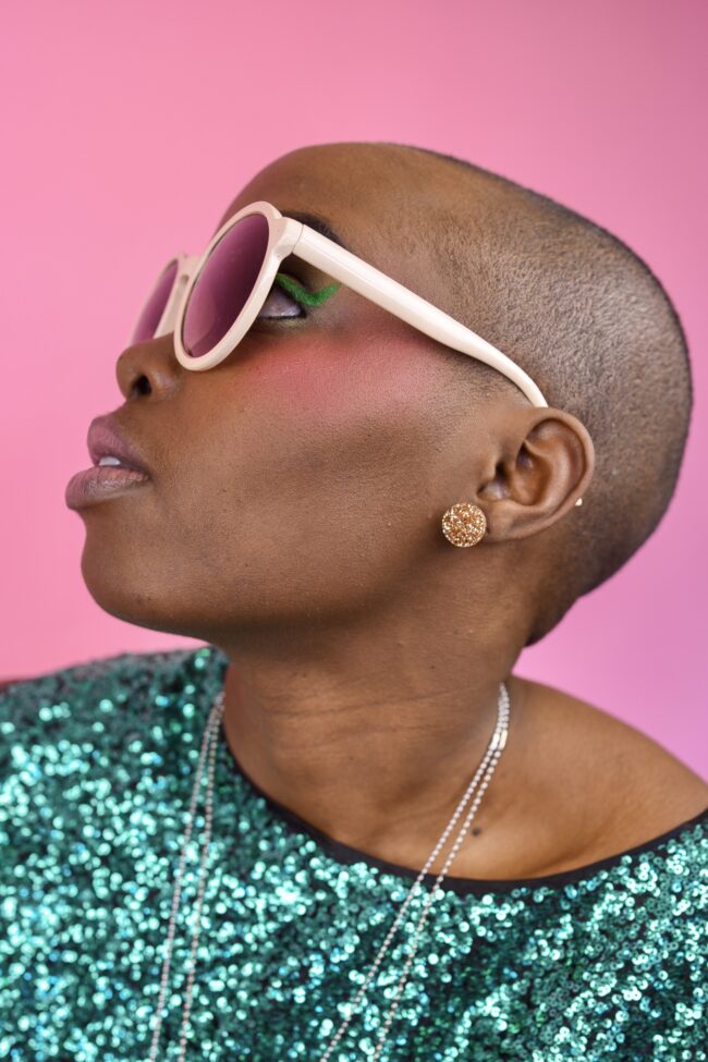 pyöreät-nappikorvakorut-kulta-glitter-pieni pyöreät-nappikorvakorut-kulta-glitter-pieni