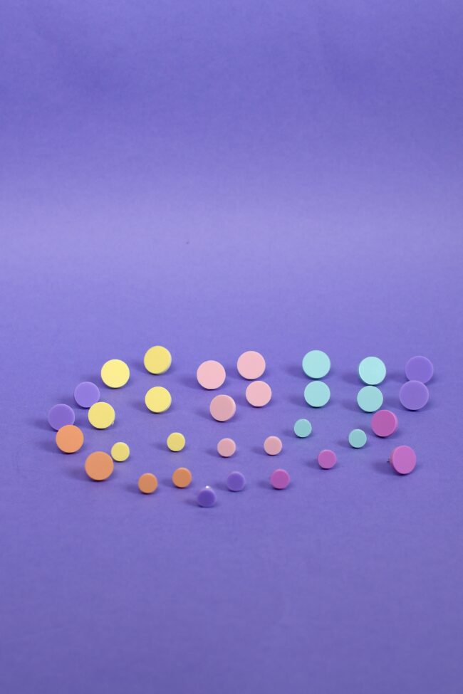 Pyöreät pienet Nappikorvakorut Pastelli titiMadam Jewelry Pyöreät pienet Nappikorvakorut Pastelli titiMadam Jewelry