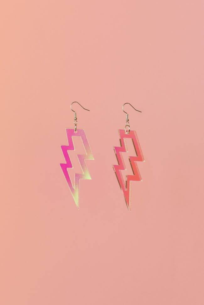 salama-korvakorut-koukku-kiinnitys-iridescent salama-korvakorut-koukku-kiinnitys-iridescent