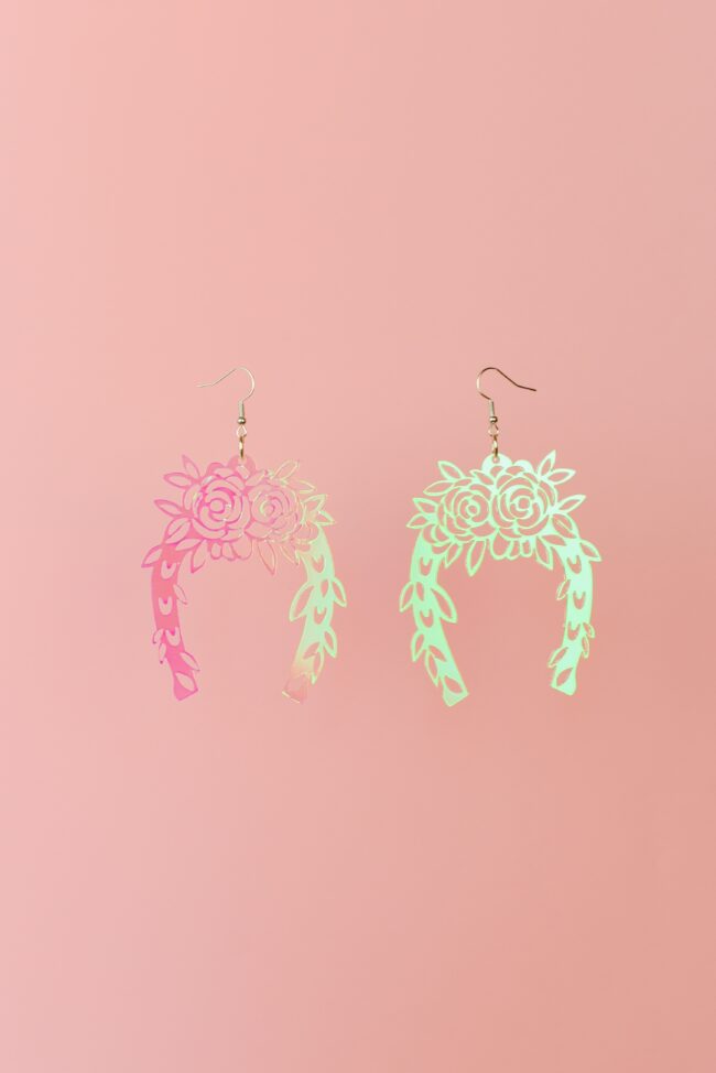 Isot Statement Onnenkenkä korvakorut iridescent titiMadamIsot Statement Onnenkenkä korvakorut iridescent titiMadam Isot Statement Onnenkenkä korvakorut iridescent titiMadam