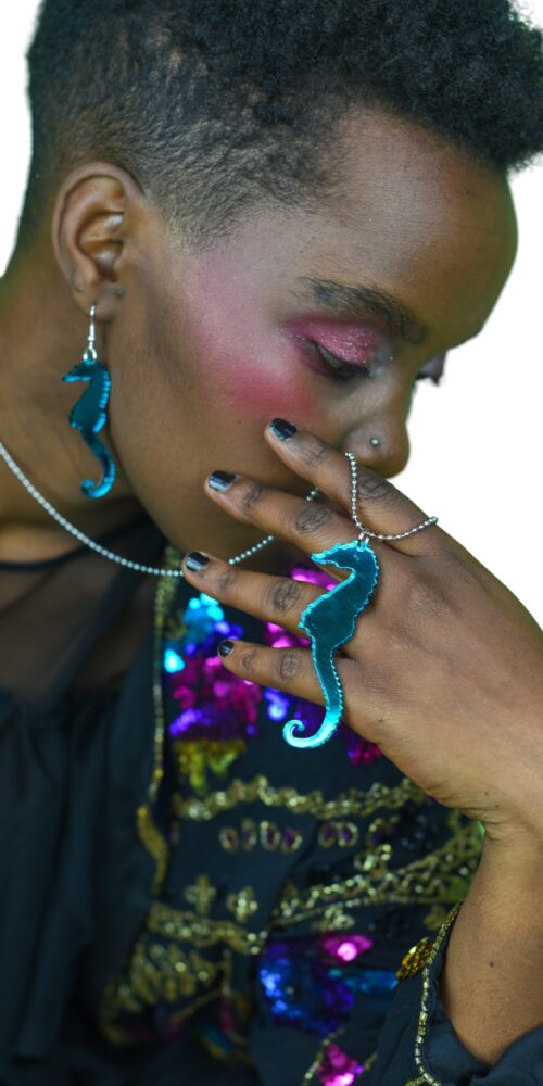 sara merihevonen-jade-pienet-korvakorut-iso-kaulakoru titi madam