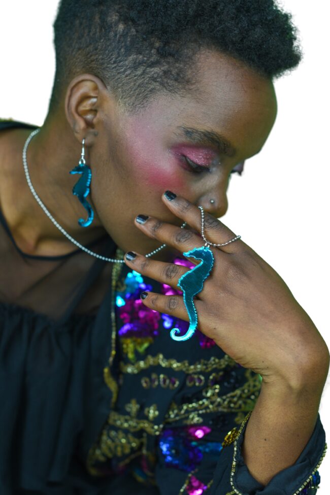 sara-merihevonen-jade-pienet-korvakorut-iso-kaulakoru-malli sara merihevonen-jade-pienet-korvakorut-iso-kaulakoru titi madam