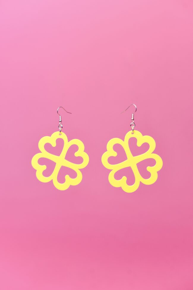 onnenapila-vaaleankeltainen-korvakorut-koukku onnenapila-vaaleankeltainen-korvakorut-koukku