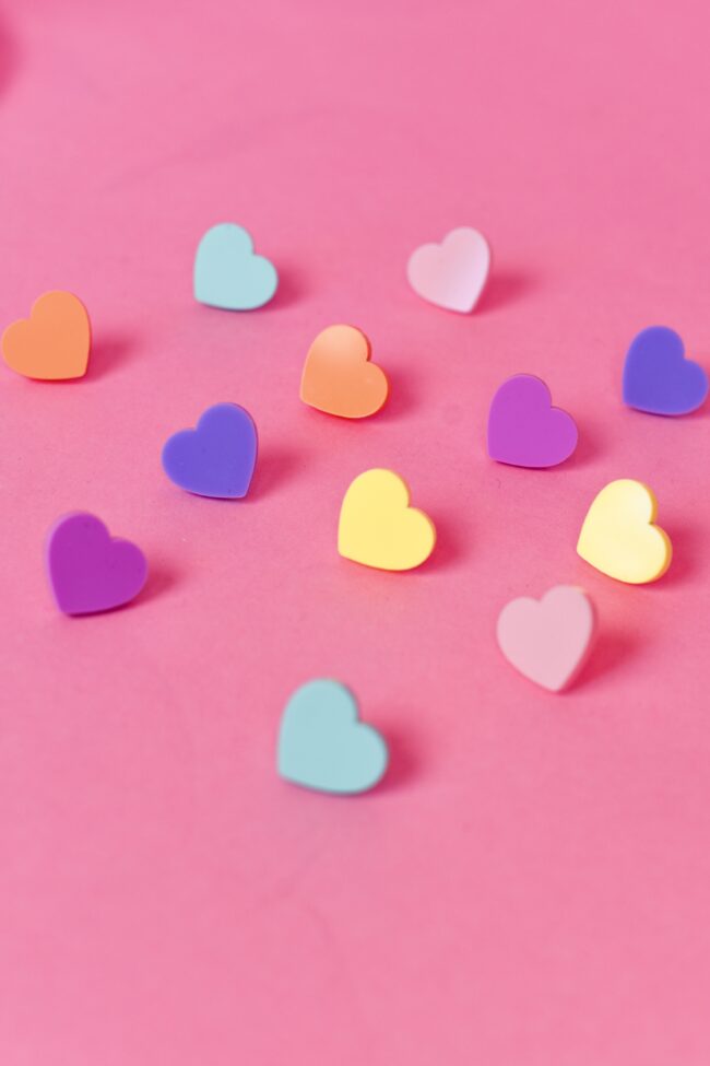 sydän-pastelli-nappikorvakorut-kaikki-värit sydän-pastelli-nappikorvakorut-kaikki-värit