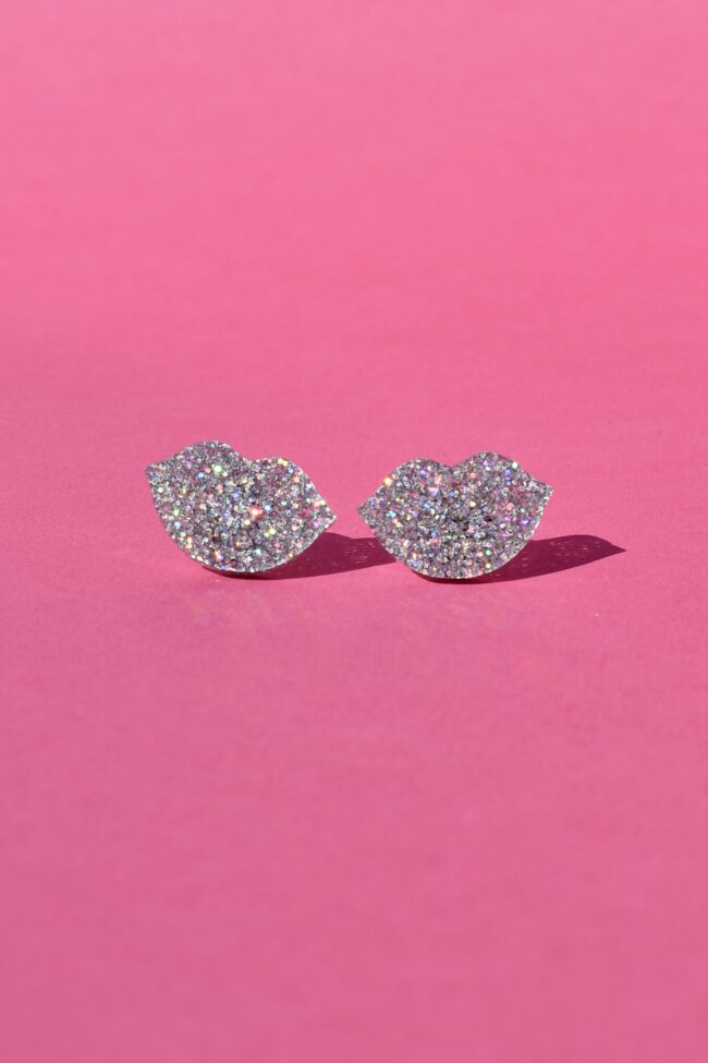 huulet.nappikorvakorut.hopeaglitter Huulet Pienet Glitter Nappikorvakorut Hopea titiMadam Jewelry