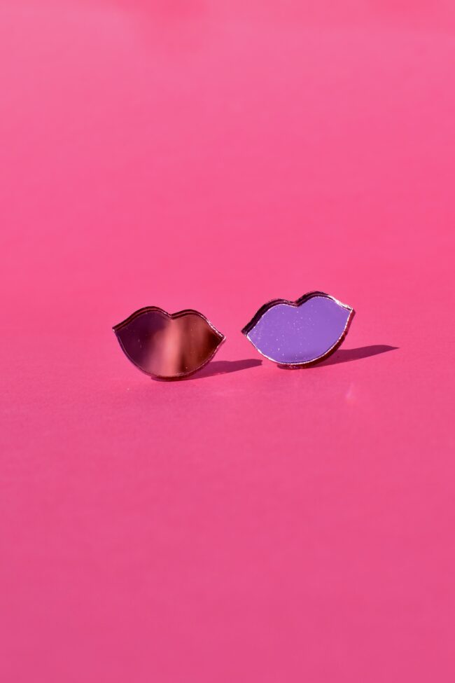 Pienet huulet nappikorvakorut pinkkipeili titiMadam