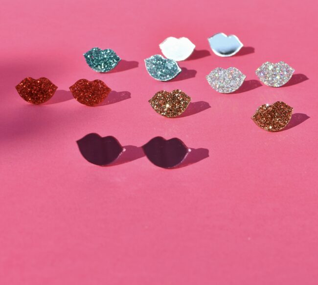 huulet.nappikorvakorut.punainenglitter Huulet Pienet Glitter Nappikorvakorut titiMadam Jewelry