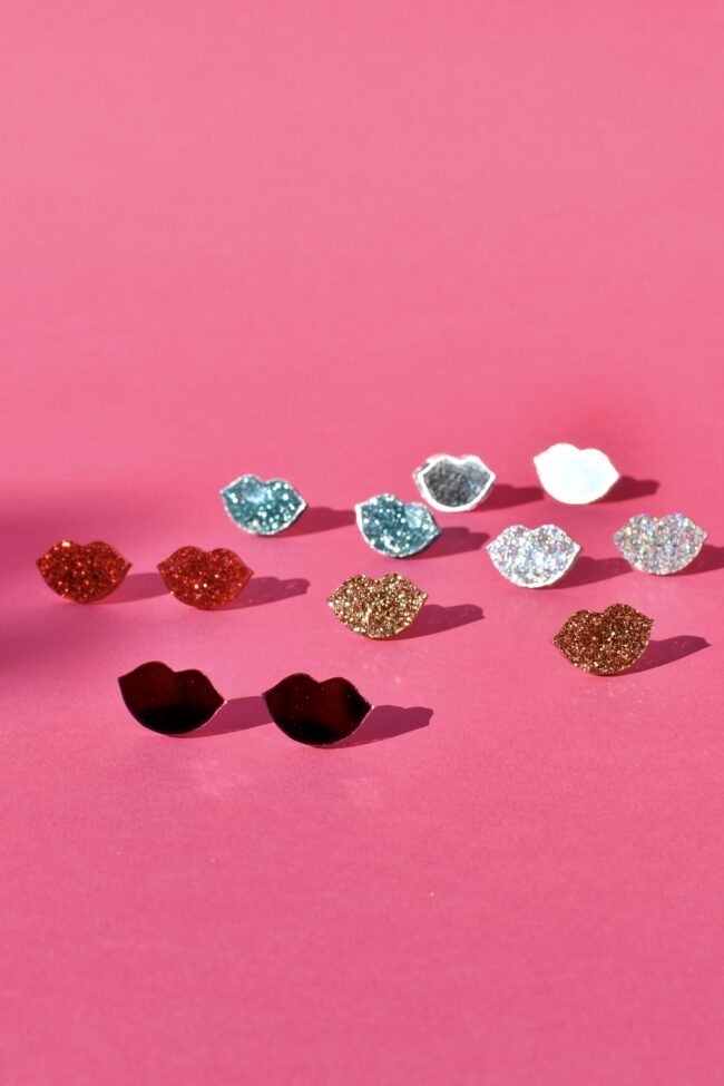 hanat Pienet Huulet nyt myös Nappikorvakoruina sekä roikkuvina korvakoruina titiMadam Jewelry verkkokaupasta! Ihanat Pienet Huulet nyt myös Nappikorvakoruina sekä roikkuvina korvakoruina titiMadam Jewelry verkkokaupasta!