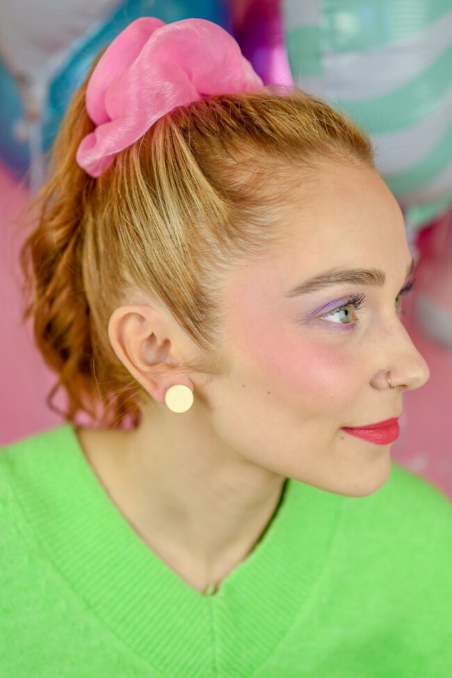 pyöreät-nappikorvakorut-vaaleankeltainen-iso pyöreät-nappikorvakorut-vaaleankeltainen-iso