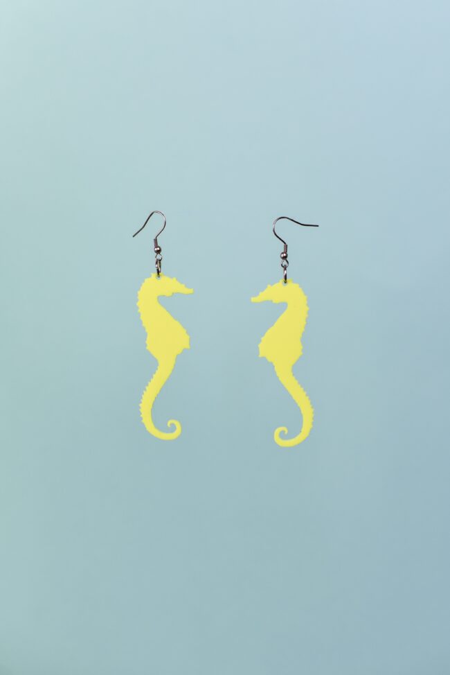 sara-merihevonen-vaaleankeltainen-isot-korvakorut sara-merihevonen-vaaleankeltainen-isot-korvakorut