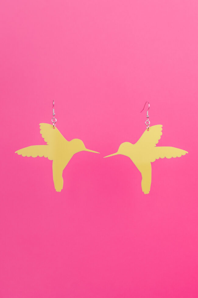 vilma-kolibri-vaaleankeltainen-isot-korvakorut vilma-kolibri-vaaleankeltainen-isot-korvakorut