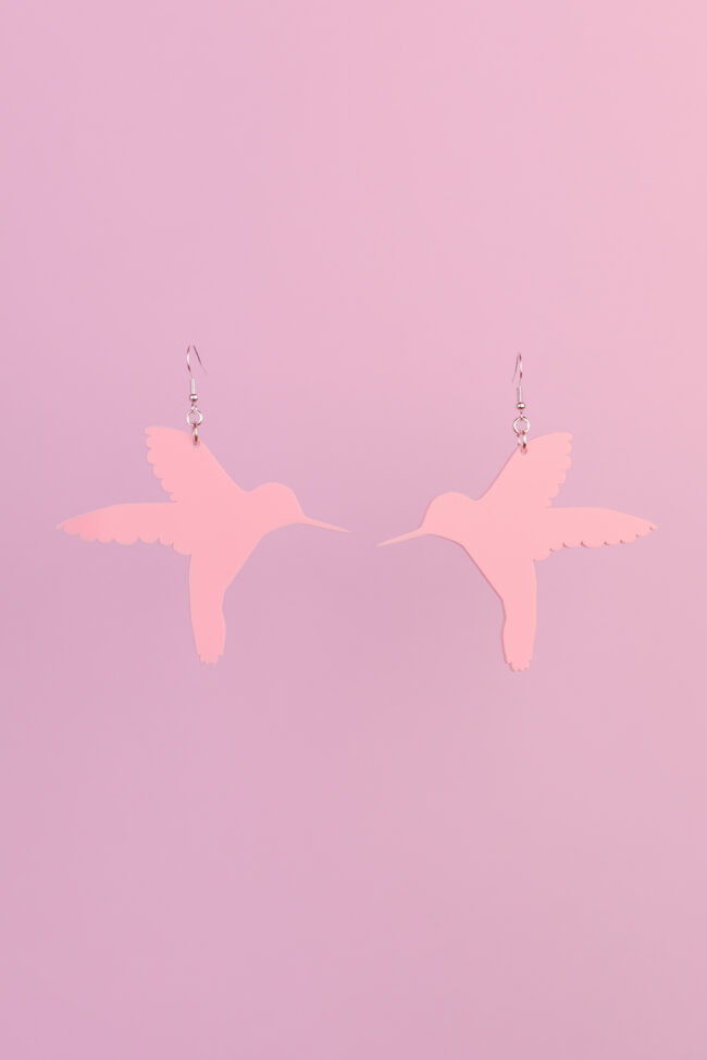 kolibri-vaaleanpunainen-isot-korvakorut kolibri-vaaleanpunainen-isot-korvakorut