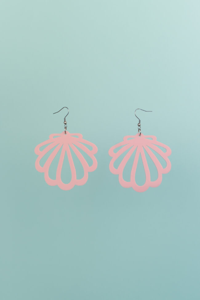 simpukka-korvakorut-vaaleanpunainen-pastelli-koukku simpukka-korvakorut-vaaleanpunainen-pastelli-koukku