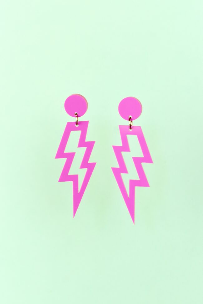 salama-tapilla-purkkapinkki-korvakorut salama-tapilla-purkkapinkki-korvakorut