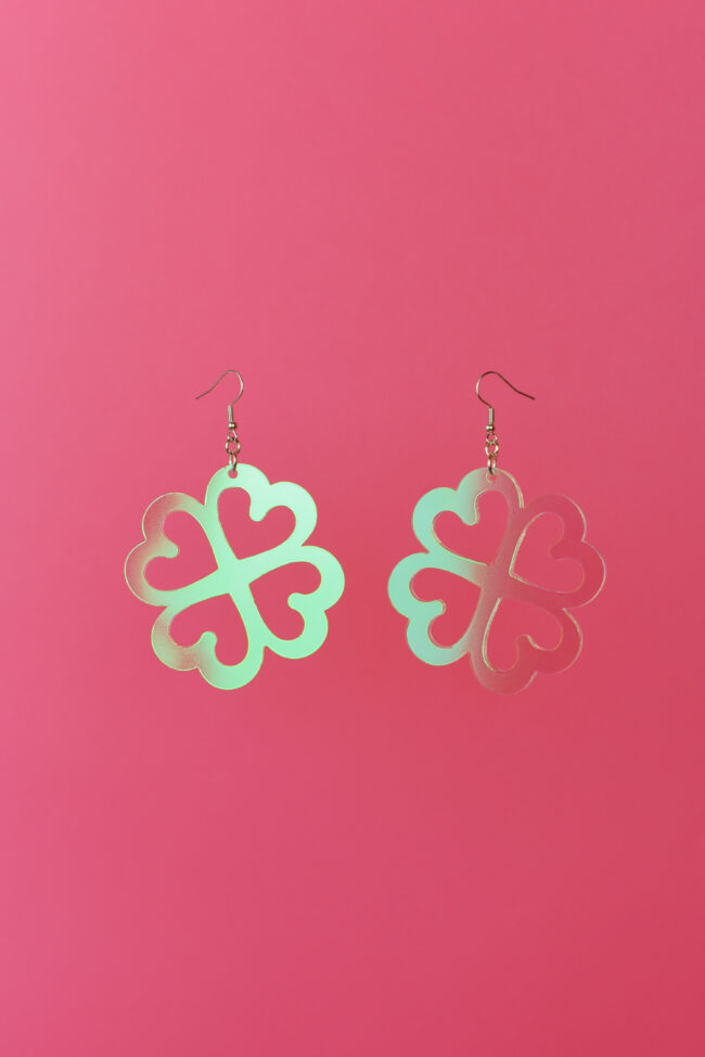 onnenapila-iridescent-korvakorut-koukkukiinnitys onnenapila-iridescent-korvakorut-koukkukiinnitys