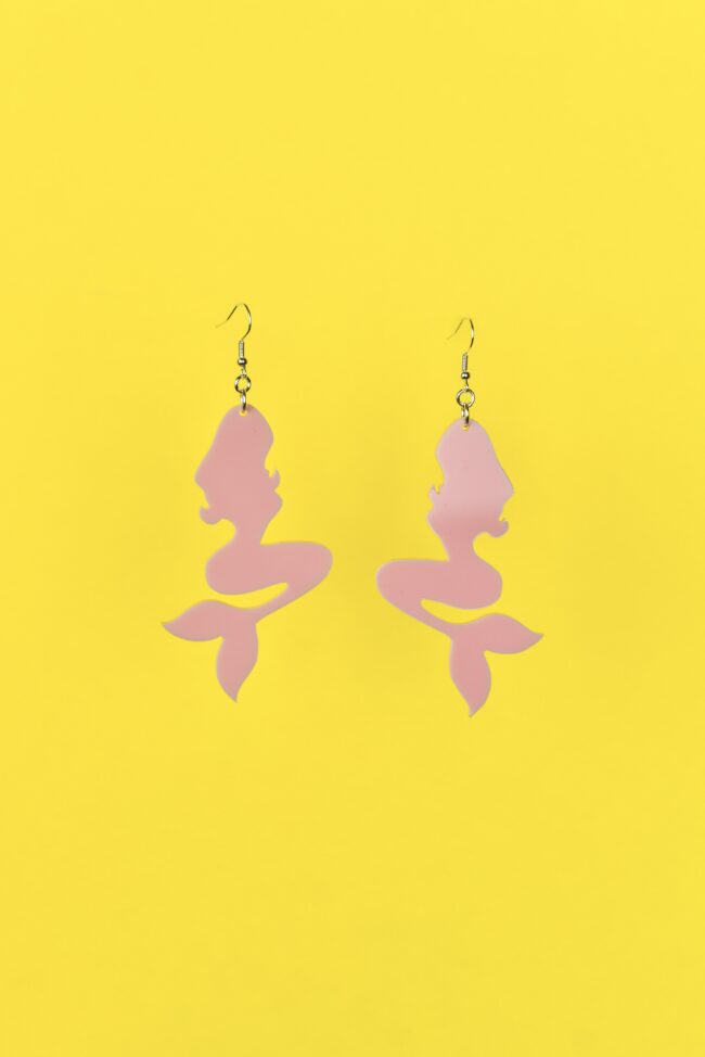 merenneito-korvakorut-vaaleanpunainen-koukku merenneito-korvakorut-vaaleanpunainen-koukku