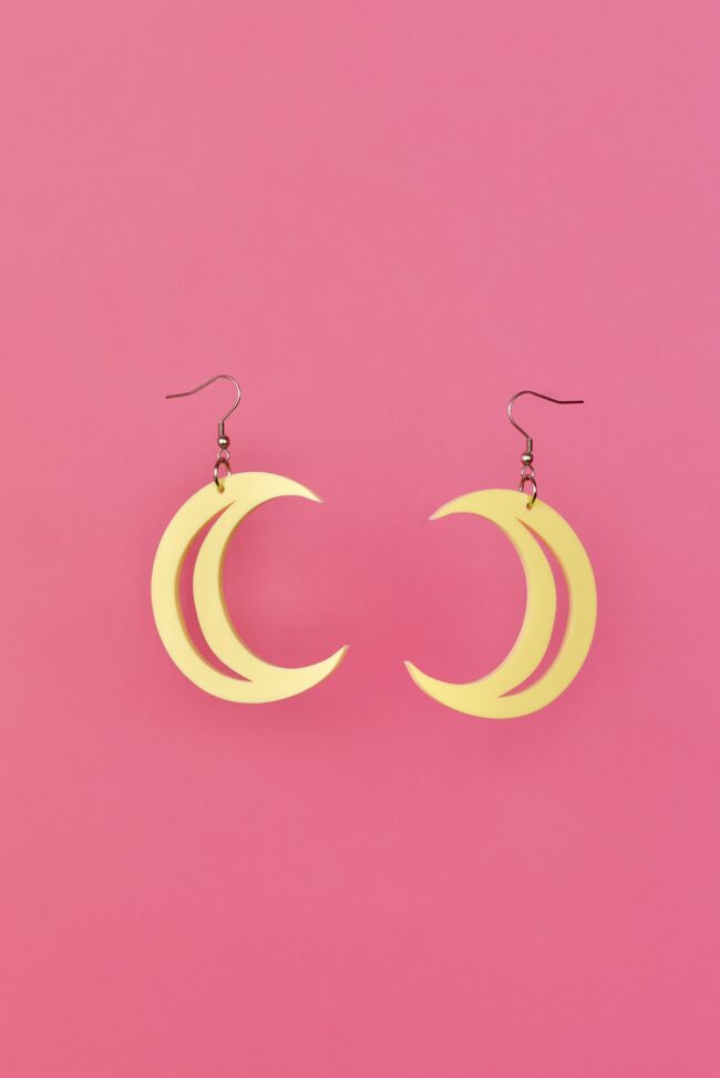 kuu-vaaleankeltainen-korvakorut-pastelli kuu-vaaleankeltainen-korvakorut-pastelli