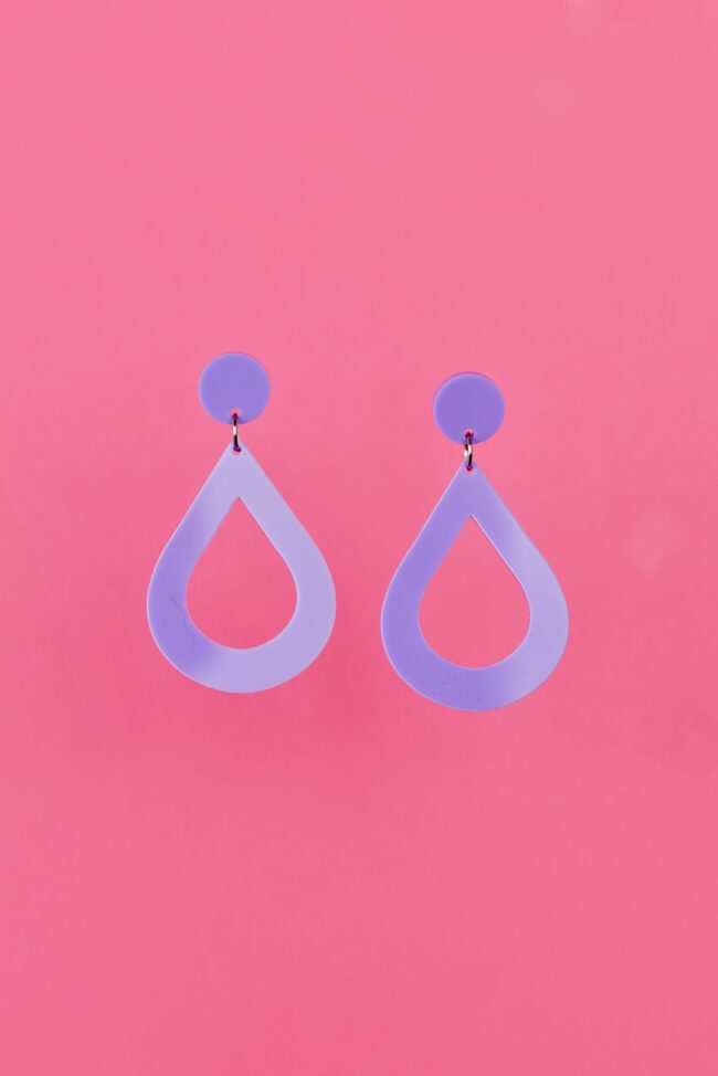 pisara-korvakorut-laventeli-pastelli-tappikiinnitys pisara-korvakorut-laventeli-pastelli-tappikiinnitys