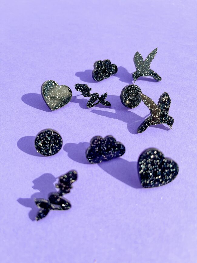 Ihanat Pienet mustat Glitter Nappikorvakorut titiMadam Jewelry verkkokaupasta! Ihanat Pienet Glitter Nappikorvakorut titiMadam Jewelry verkkokaupasta!