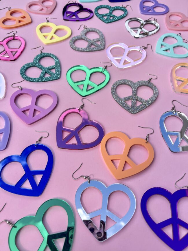 Peace Isot Korvakorut Useita Värejä titiMadam Peace Isot Korvakorut Useita Värejä titiMadam