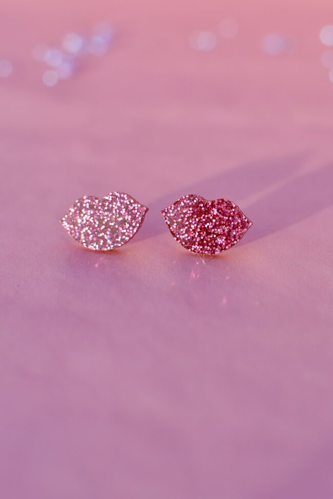 Pienet Glitter Huulet Nappikorvakorut Pinkki titiMadam. Pienet Glitter Huulet Nappikorvakorut Pinkki titiMadam.