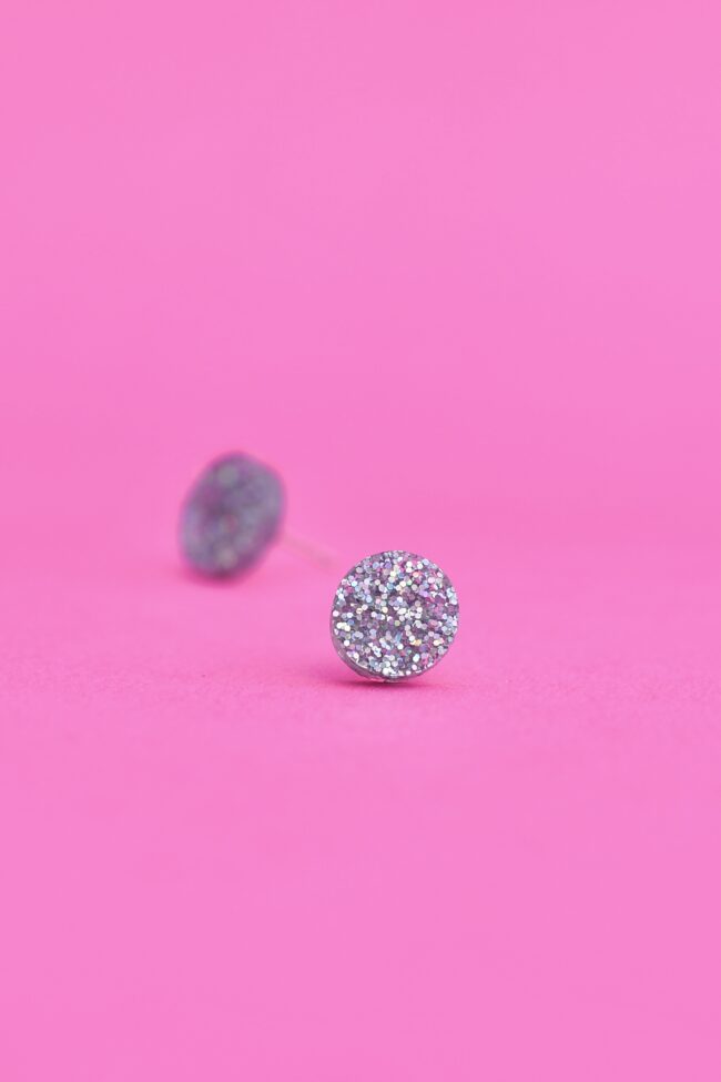 pyöreät.nappikorvakorut.superpieni.hopeaglitter pyöreät.nappikorvakorut.superpieni.hopeaglitter