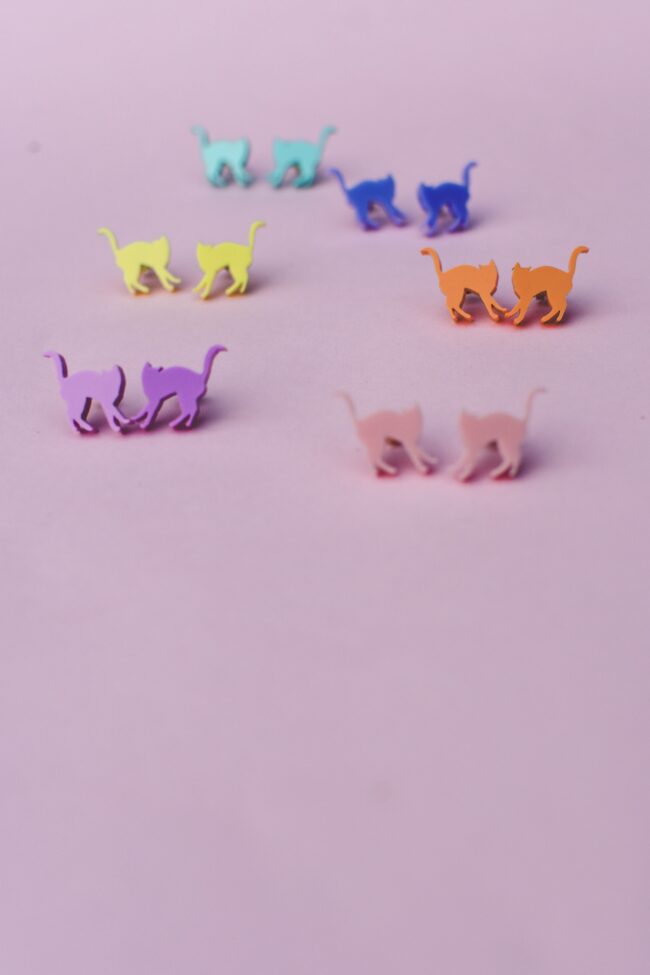 Carol Kissa Pienet Eläinaiheiset Nappikorvakorut Purkkapinkki titiMadam Jewelry Carol Kissa Pienet Eläinaiheiset Nappikorvakorut Purkkapinkki titiMadam Jewelry